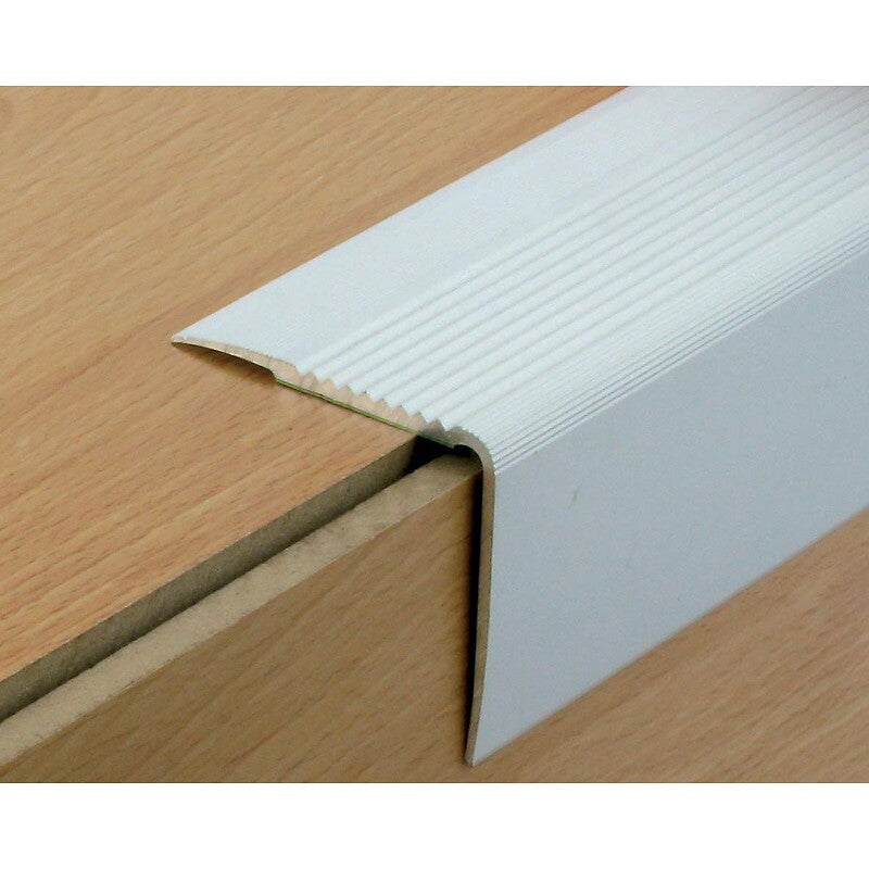 Nez de marche en aluminium type 41va avec adhésif en 42 x 23 x 3000 mm. materiel.ci - Côte d'Ivoire, c'est la commodité d'une boutique en ligne avec la qualité d'un service professionnel en Côte d'Ivoire. découvrez notre gamme complète d'outils et de matériaux.